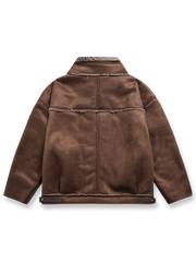 製品画像
"スエード調ラムファー中綿ジャケット、柔らかなスエード調表地とラムファー内側、レザー調ボタン、スタンドカラーとフラップカラーの切り替え可能デザイン"
詳細画像
"スエード調ラムファー中綿ジャケット、レザー調ボタンのディテール、スタンドカラーとフラップカラーが切り替え可能、実用的なポケット付き"