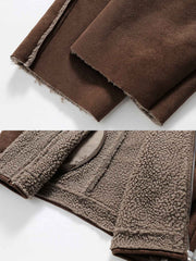 製品画像
"スエード調ラムファー中綿ジャケット、柔らかなスエード調表地とラムファー内側、レザー調ボタン、スタンドカラーとフラップカラーの切り替え可能デザイン"
詳細画像
"スエード調ラムファー中綿ジャケット、レザー調ボタンのディテール、スタンドカラーとフラップカラーが切り替え可能、実用的なポケット付き"