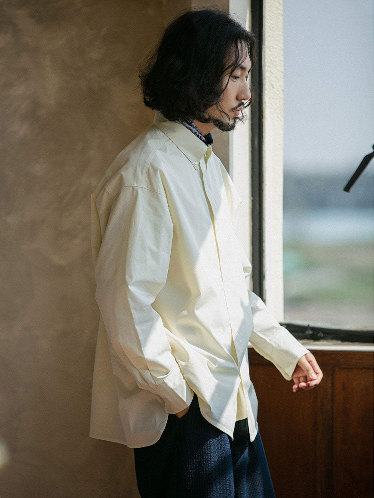 モデルがインポートピマコットン シンプル長袖シャツを着用している日常シーンの画像