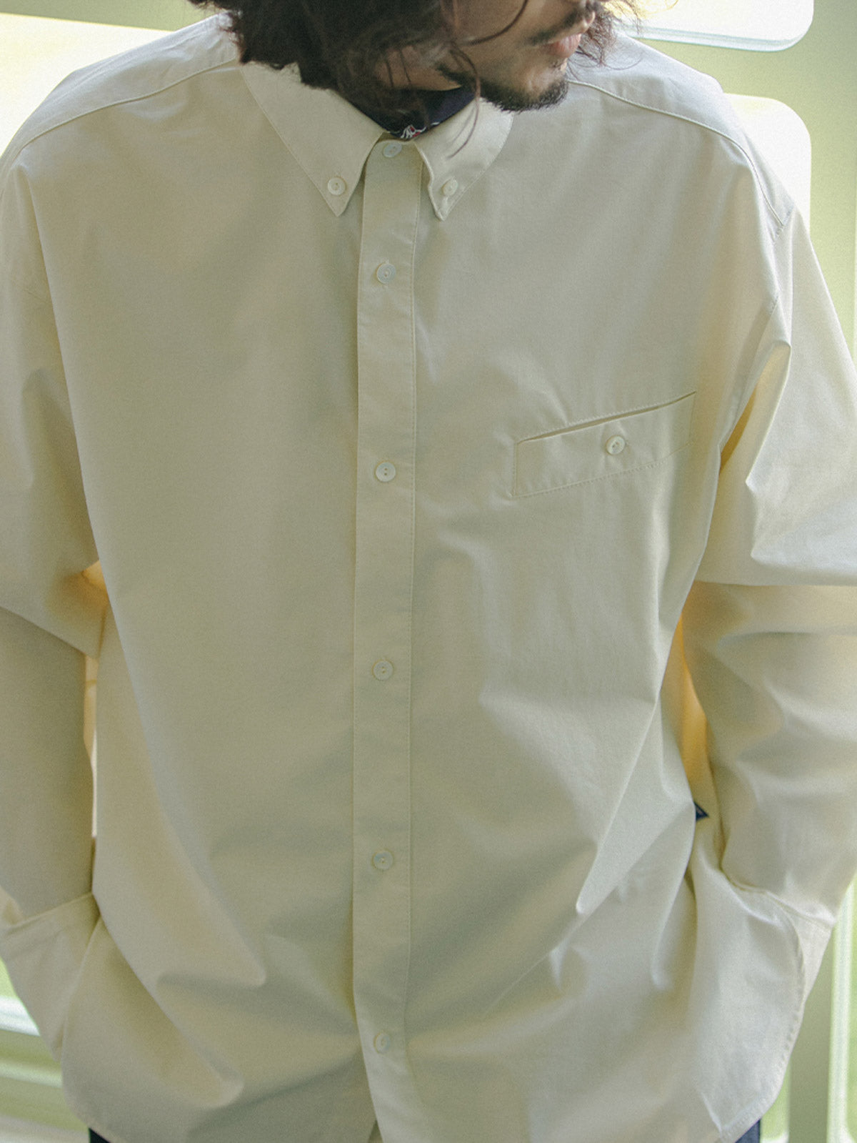 モデルがインポートピマコットン シンプル長袖シャツを着用している日常シーンの画像