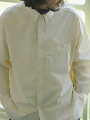 モデルがインポートピマコットン シンプル長袖シャツを着用している日常シーンの画像