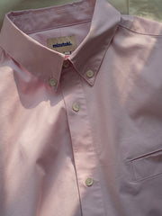 シャツの尖った襟とボタンのクローズアップ