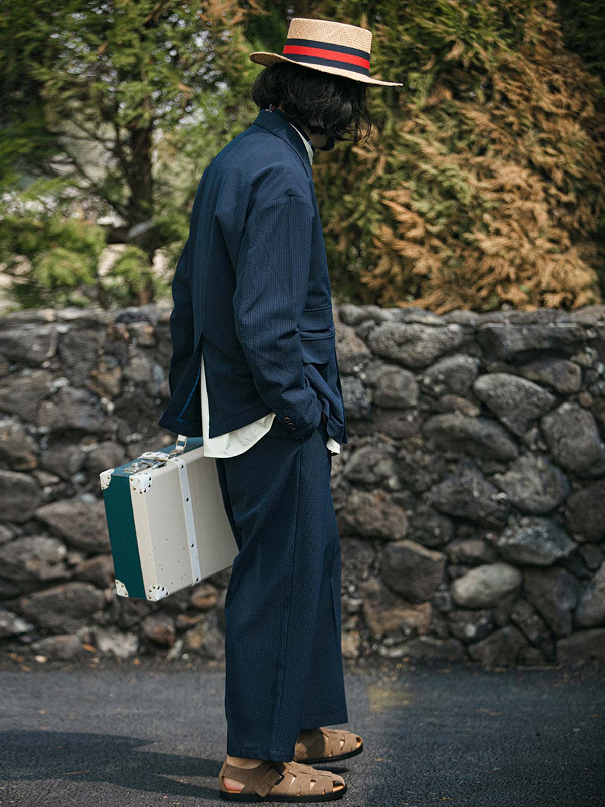 モデルがダブルプリーツセンターシームシアサッカークロップドパンツを着用し、カジュアルなトップスと革靴を合わせた様々な角度。