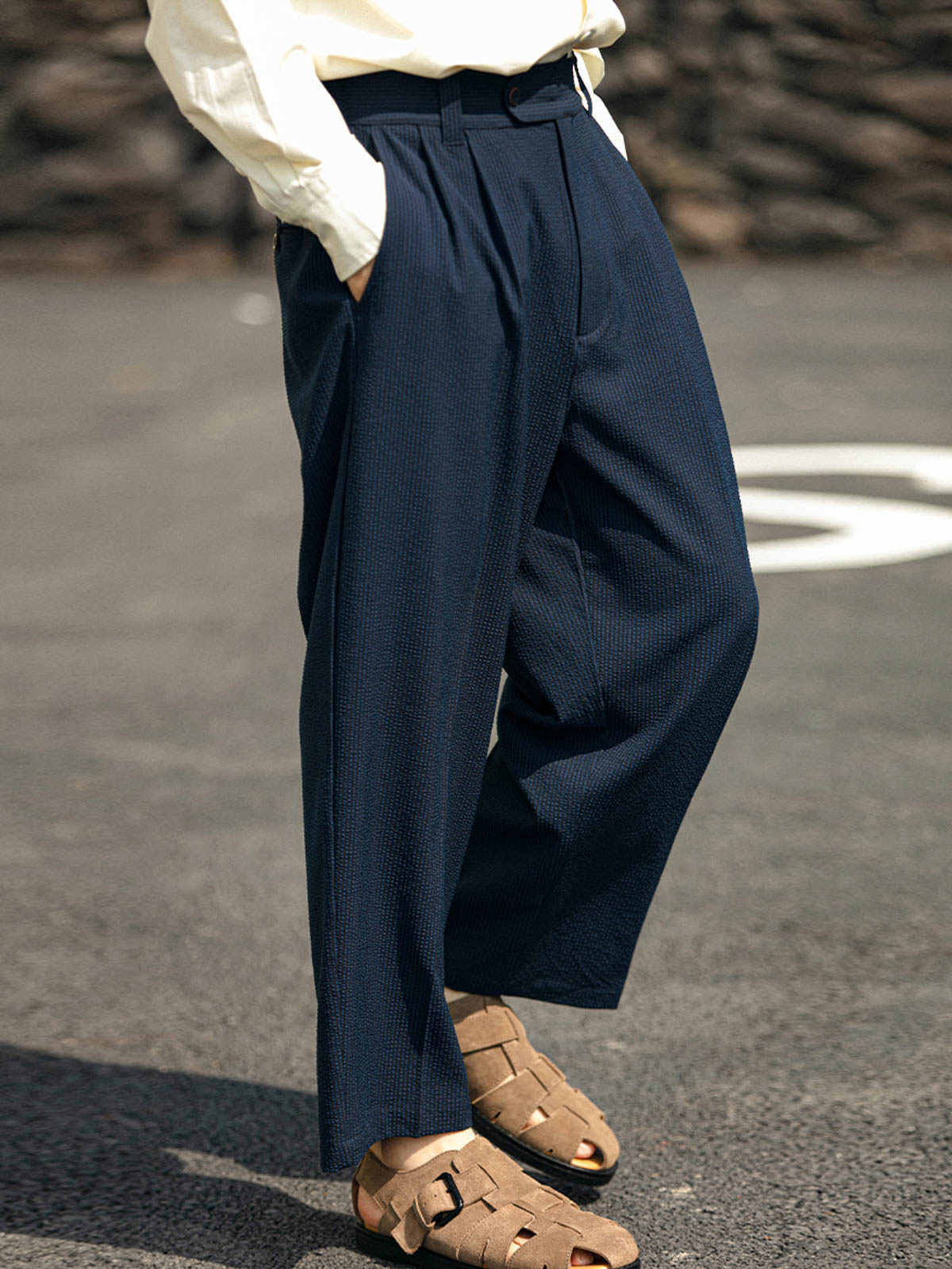 モデルがダブルプリーツセンターシームシアサッカークロップドパンツを着用し、カジュアルなトップスと革靴を合わせた様々な角度。