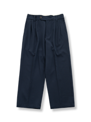 ダブルプリーツセンターシームシアサッカークロップドパンツの正面全体像、ダークブルーのスタイル。