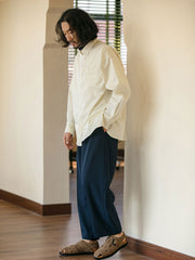 モデルがダブルプリーツセンターシームシアサッカークロップドパンツを着用し、カジュアルなトップスと革靴を合わせた様々な角度。