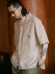 モデルがレトロ縦縞色織りシアサッカー半袖シャツを着用している日常シーンの画像