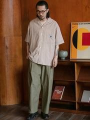 モデルがレトロ縦縞色織りシアサッカー半袖シャツを着用している日常シーンの画像