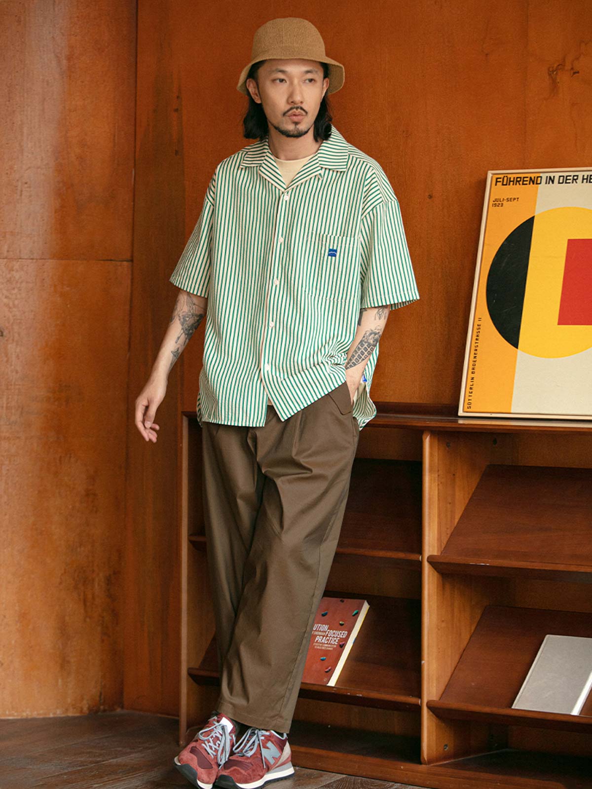 モデルがレトロ縦縞色織りシアサッカー半袖シャツを着用している日常シーンの画像