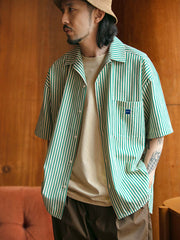 モデルがレトロ縦縞色織りシアサッカー半袖シャツを着用している日常シーンの画像