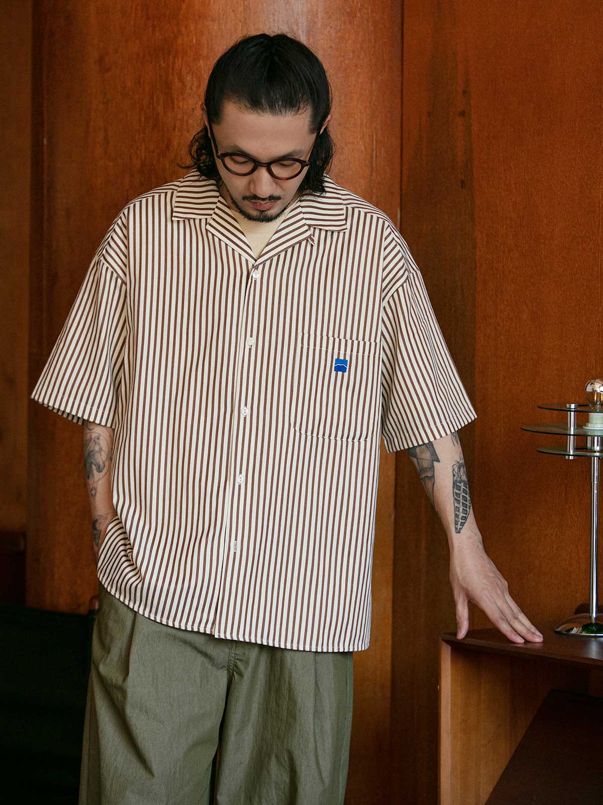 モデルがレトロ縦縞色織りシアサッカー半袖シャツを着用している日常シーンの画像