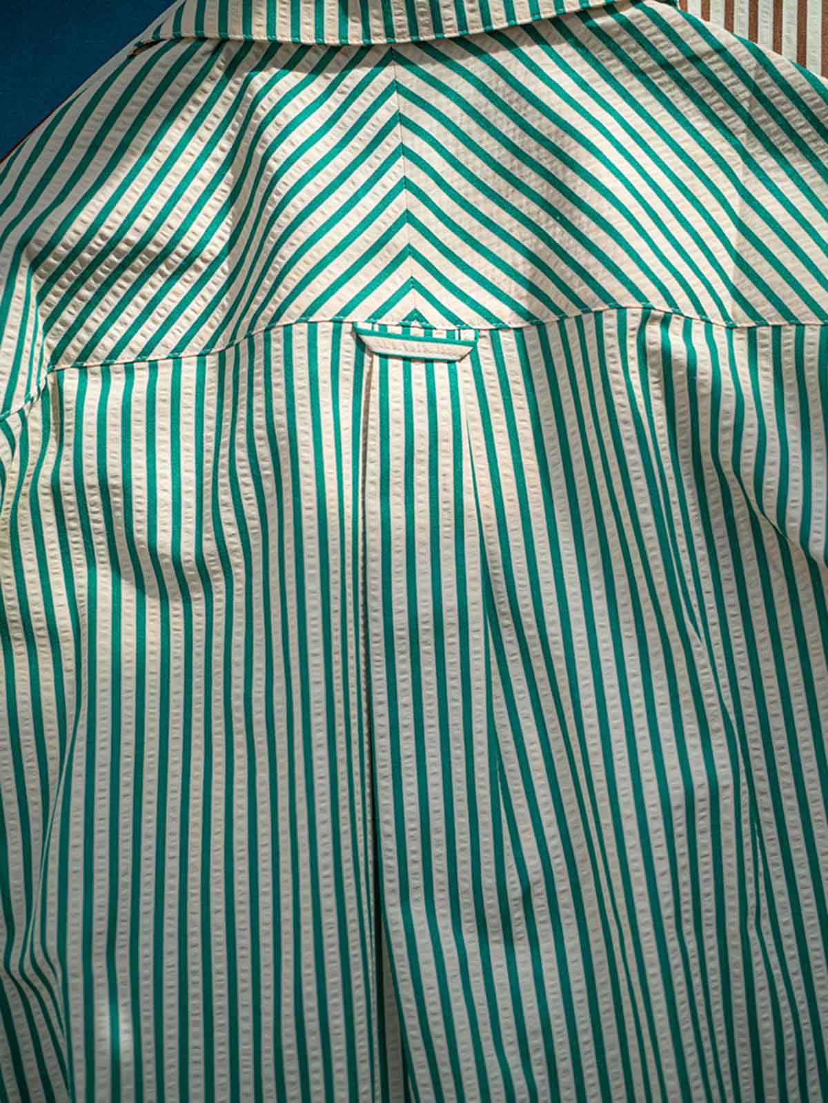 シャツのキューバカラーと精緻な刺繍のクローズアップ