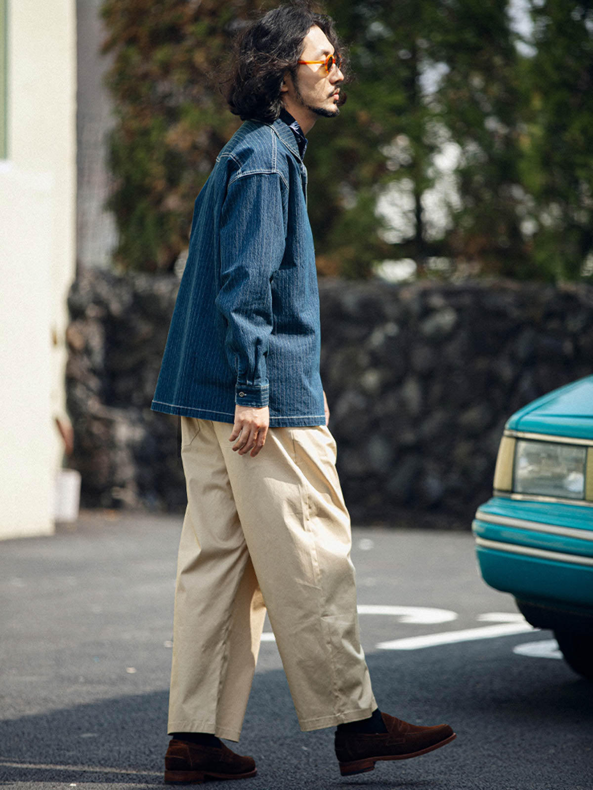 モデルが着用したヴィンテージセーラーカラー デニム長袖シャツの展示写真