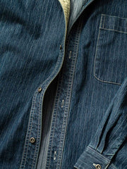 シャツのボタンとストライプのディテール