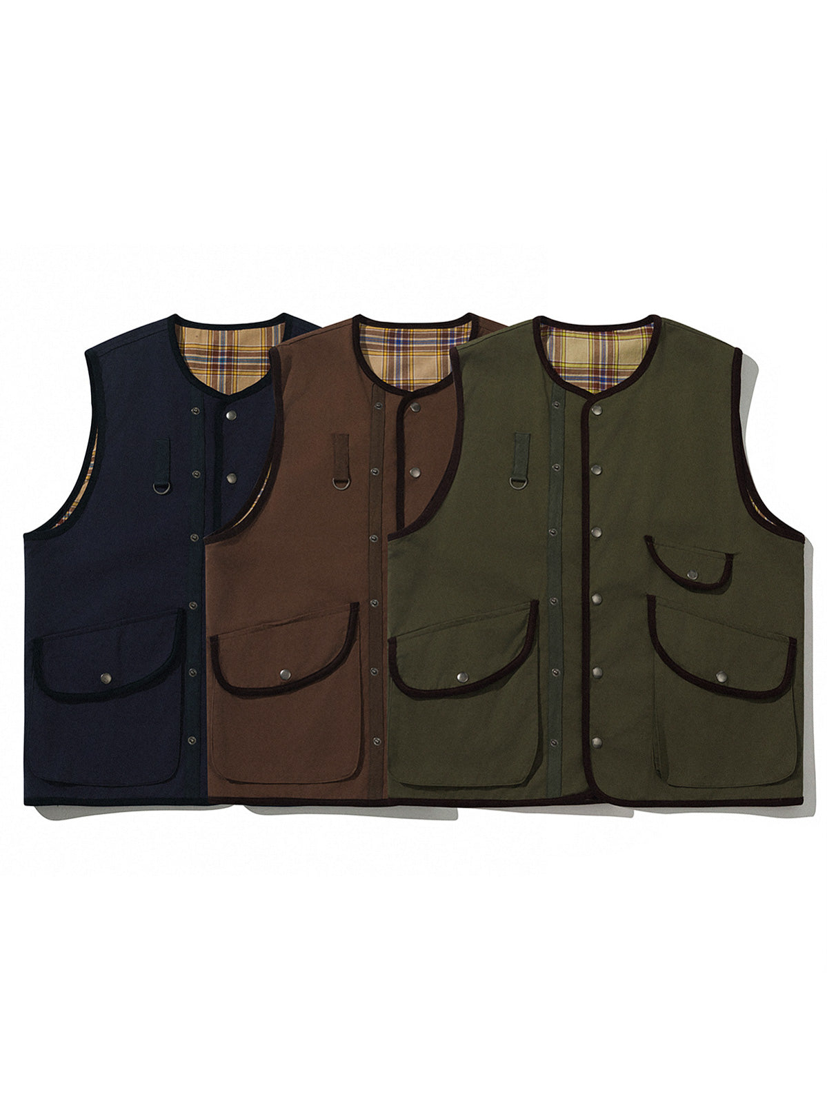製品画像:
リバーシブル多ポケットハンティングベスト、無地とチェック柄の両面デザイン、アーチ型フラップと金属ボタン、アウトドアスタイルに最適な多機能ポケット、耐久性のある厚手コットン素材
詳細画像:
多ポケットデザイン、立体的なフロントポケット、D型フック付き胸ポケット、レトロなチェック柄裏地と高品質なパイピング仕上げで耐久性とビジュアル効果を強調