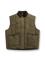 製品画像
リバーシブル仕様の民族柄ワーク中綿ベスト。ポリエステル素材を使用し、軽量で保温性に優れた厚手デザインが特徴。シンプルなワークスタイルと活気ある民族柄の両方を楽しめる全体図。
詳細画像
民族柄の繊細な模様とワークスタイルのディテール特写。リバーシブル仕様の裏面はシンプルなデザインで、シーンに応じたコーディネートが可能。ポリエステル生地の耐久性と厚手の中綿の保温性を示すクローズアップ画像。