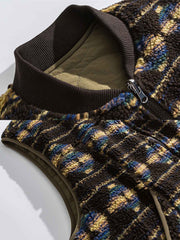 製品画像
リバーシブル仕様の民族柄ワーク中綿ベスト。ポリエステル素材を使用し、軽量で保温性に優れた厚手デザインが特徴。シンプルなワークスタイルと活気ある民族柄の両方を楽しめる全体図。
詳細画像
民族柄の繊細な模様とワークスタイルのディテール特写。リバーシブル仕様の裏面はシンプルなデザインで、シーンに応じたコーディネートが可能。ポリエステル生地の耐久性と厚手の中綿の保温性を示すクローズアップ画像。