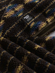 製品画像
リバーシブル仕様の民族柄ワーク中綿ベスト。ポリエステル素材を使用し、軽量で保温性に優れた厚手デザインが特徴。シンプルなワークスタイルと活気ある民族柄の両方を楽しめる全体図。
詳細画像
民族柄の繊細な模様とワークスタイルのディテール特写。リバーシブル仕様の裏面はシンプルなデザインで、シーンに応じたコーディネートが可能。ポリエステル生地の耐久性と厚手の中綿の保温性を示すクローズアップ画像。