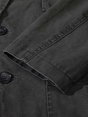 製品画像
"フレンチワークウォッシュドカジュアルスーツ、クラシックなフレンチワークウェアとスーツデザインを融合、100%コットン素材使用、ウォッシュ加工でヴィンテージ感を引き出した、タフさと優雅さを兼ね備えたカジュアルスーツ"
詳細画像
"フレンチワークウォッシュドカジュアルスーツのディテール、クラシックなテーラードカラーとポケットデザイン、ヴィンテージ感を引き出したウォッシュ加工、100%コットン素材で柔らかく立体感のある手触り、快適なポリエステル裏地"