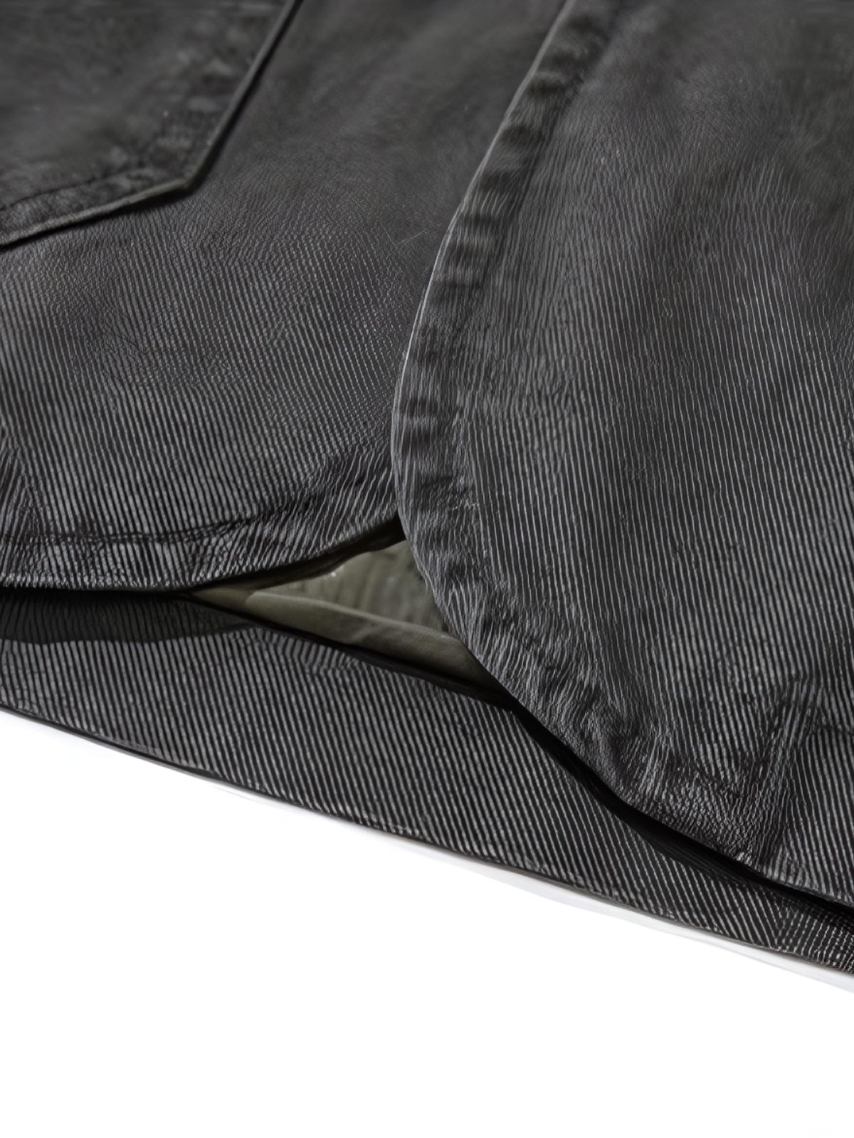 製品画像
"フレンチワークウォッシュドカジュアルスーツ、クラシックなフレンチワークウェアとスーツデザインを融合、100%コットン素材使用、ウォッシュ加工でヴィンテージ感を引き出した、タフさと優雅さを兼ね備えたカジュアルスーツ"
詳細画像
"フレンチワークウォッシュドカジュアルスーツのディテール、クラシックなテーラードカラーとポケットデザイン、ヴィンテージ感を引き出したウォッシュ加工、100%コットン素材で柔らかく立体感のある手触り、快適なポリエステル裏地"