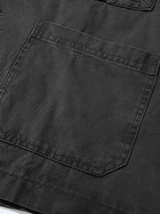 製品画像
"フレンチワークウォッシュドカジュアルスーツ、クラシックなフレンチワークウェアとスーツデザインを融合、100%コットン素材使用、ウォッシュ加工でヴィンテージ感を引き出した、タフさと優雅さを兼ね備えたカジュアルスーツ"
詳細画像
"フレンチワークウォッシュドカジュアルスーツのディテール、クラシックなテーラードカラーとポケットデザイン、ヴィンテージ感を引き出したウォッシュ加工、100%コットン素材で柔らかく立体感のある手触り、快適なポリエステル裏地"