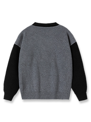 製品画像
「オープンカラー バイカラー ニットセーター全体像。開襟デザインとルーズフィットシルエットが特徴のバイカラーセーター」
詳細画像
「オープンカラー バイカラー ニットセーターのディテール。袖のバイカラーデザインとジッパー付き襟のクローズアップ」