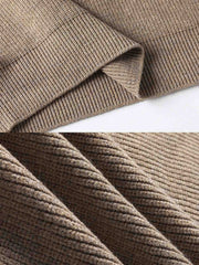 製品画像
「オープンカラー バイカラー ニットセーター全体像。開襟デザインとルーズフィットシルエットが特徴のバイカラーセーター」
詳細画像
「オープンカラー バイカラー ニットセーターのディテール。袖のバイカラーデザインとジッパー付き襟のクローズアップ」