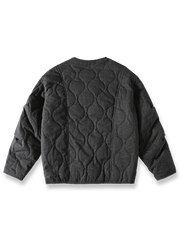 製品画像:
クラシックなキルティング波状模様のVネックワーク中綿ジャケット。綿とポリエステル混紡素材を使用し、柔らかな触感と優れた保温性を提供。両サイドに大きなポケットがあり、実用性とデザイン性を兼ね備えたアイテム。
詳細画像:
波状のキルティング模様で立体感を演出し、ジャケットの耐久性を向上。裏地は肌触りが良く、快適な着用感を提供。ゆったりとしたワークスタイルのシルエットで、日常使いにも最適。