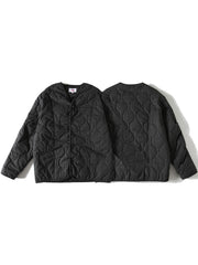 製品画像:
クラシックなキルティング波状模様のVネックワーク中綿ジャケット。綿とポリエステル混紡素材を使用し、柔らかな触感と優れた保温性を提供。両サイドに大きなポケットがあり、実用性とデザイン性を兼ね備えたアイテム。
詳細画像:
波状のキルティング模様で立体感を演出し、ジャケットの耐久性を向上。裏地は肌触りが良く、快適な着用感を提供。ゆったりとしたワークスタイルのシルエットで、日常使いにも最適。