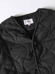 製品画像:
クラシックなキルティング波状模様のVネックワーク中綿ジャケット。綿とポリエステル混紡素材を使用し、柔らかな触感と優れた保温性を提供。両サイドに大きなポケットがあり、実用性とデザイン性を兼ね備えたアイテム。
詳細画像:
波状のキルティング模様で立体感を演出し、ジャケットの耐久性を向上。裏地は肌触りが良く、快適な着用感を提供。ゆったりとしたワークスタイルのシルエットで、日常使いにも最適。