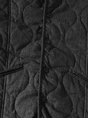 製品画像:
クラシックなキルティング波状模様のVネックワーク中綿ジャケット。綿とポリエステル混紡素材を使用し、柔らかな触感と優れた保温性を提供。両サイドに大きなポケットがあり、実用性とデザイン性を兼ね備えたアイテム。
詳細画像:
波状のキルティング模様で立体感を演出し、ジャケットの耐久性を向上。裏地は肌触りが良く、快適な着用感を提供。ゆったりとしたワークスタイルのシルエットで、日常使いにも最適。