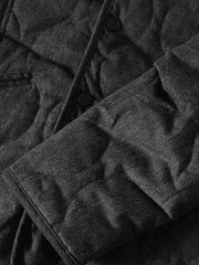 製品画像:
クラシックなキルティング波状模様のVネックワーク中綿ジャケット。綿とポリエステル混紡素材を使用し、柔らかな触感と優れた保温性を提供。両サイドに大きなポケットがあり、実用性とデザイン性を兼ね備えたアイテム。
詳細画像:
波状のキルティング模様で立体感を演出し、ジャケットの耐久性を向上。裏地は肌触りが良く、快適な着用感を提供。ゆったりとしたワークスタイルのシルエットで、日常使いにも最適。