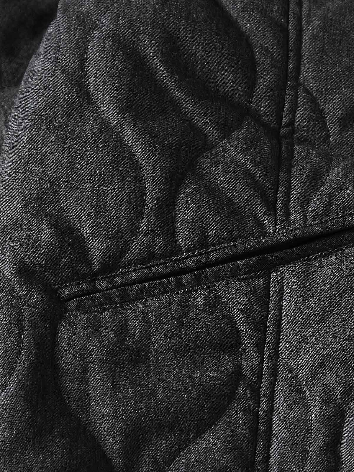 製品画像:
クラシックなキルティング波状模様のVネックワーク中綿ジャケット。綿とポリエステル混紡素材を使用し、柔らかな触感と優れた保温性を提供。両サイドに大きなポケットがあり、実用性とデザイン性を兼ね備えたアイテム。
詳細画像:
波状のキルティング模様で立体感を演出し、ジャケットの耐久性を向上。裏地は肌触りが良く、快適な着用感を提供。ゆったりとしたワークスタイルのシルエットで、日常使いにも最適。