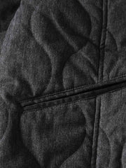 製品画像:
クラシックなキルティング波状模様のVネックワーク中綿ジャケット。綿とポリエステル混紡素材を使用し、柔らかな触感と優れた保温性を提供。両サイドに大きなポケットがあり、実用性とデザイン性を兼ね備えたアイテム。
詳細画像:
波状のキルティング模様で立体感を演出し、ジャケットの耐久性を向上。裏地は肌触りが良く、快適な着用感を提供。ゆったりとしたワークスタイルのシルエットで、日常使いにも最適。