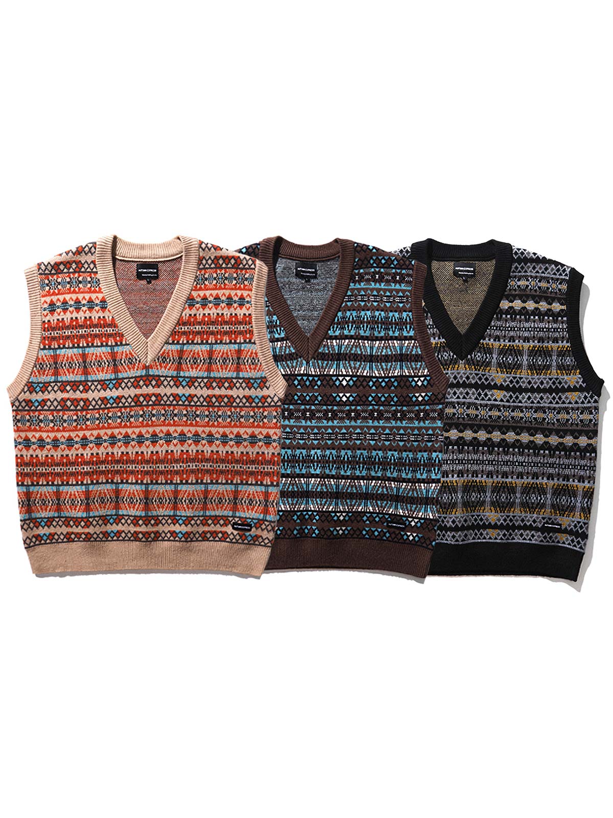 製品画像:
ナバホ風幾何学模様を取り入れたVネックニットベスト。ジャガード技法による立体感とヴィンテージ感が特徴。100%コットンの柔らかなニット素材で、通年着用可能。
詳細画像:
ナバホ風の幾何学模様がデザインのポイント。Vネックデザインで、シャツやタートルネックとのレイヤードスタイルが楽しめます。肌触りの良い100%コットン素材。