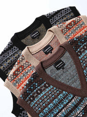 製品画像:
ナバホ風幾何学模様を取り入れたVネックニットベスト。ジャガード技法による立体感とヴィンテージ感が特徴。100%コットンの柔らかなニット素材で、通年着用可能。
詳細画像:
ナバホ風の幾何学模様がデザインのポイント。Vネックデザインで、シャツやタートルネックとのレイヤードスタイルが楽しめます。肌触りの良い100%コットン素材。