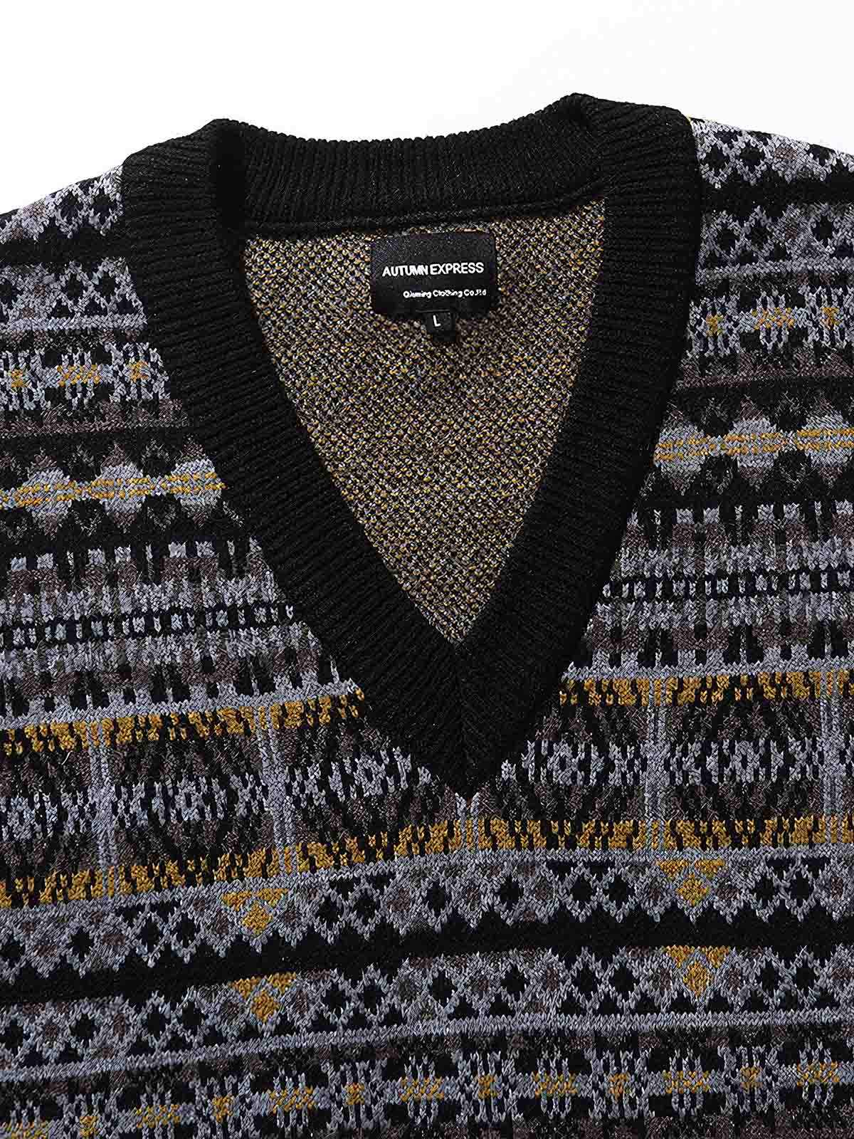 製品画像:
ナバホ風幾何学模様を取り入れたVネックニットベスト。ジャガード技法による立体感とヴィンテージ感が特徴。100%コットンの柔らかなニット素材で、通年着用可能。
詳細画像:
ナバホ風の幾何学模様がデザインのポイント。Vネックデザインで、シャツやタートルネックとのレイヤードスタイルが楽しめます。肌触りの良い100%コットン素材。