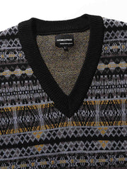 製品画像:
ナバホ風幾何学模様を取り入れたVネックニットベスト。ジャガード技法による立体感とヴィンテージ感が特徴。100%コットンの柔らかなニット素材で、通年着用可能。
詳細画像:
ナバホ風の幾何学模様がデザインのポイント。Vネックデザインで、シャツやタートルネックとのレイヤードスタイルが楽しめます。肌触りの良い100%コットン素材。
