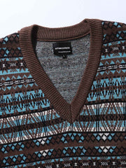 製品画像:
ナバホ風幾何学模様を取り入れたVネックニットベスト。ジャガード技法による立体感とヴィンテージ感が特徴。100%コットンの柔らかなニット素材で、通年着用可能。
詳細画像:
ナバホ風の幾何学模様がデザインのポイント。Vネックデザインで、シャツやタートルネックとのレイヤードスタイルが楽しめます。肌触りの良い100%コットン素材。