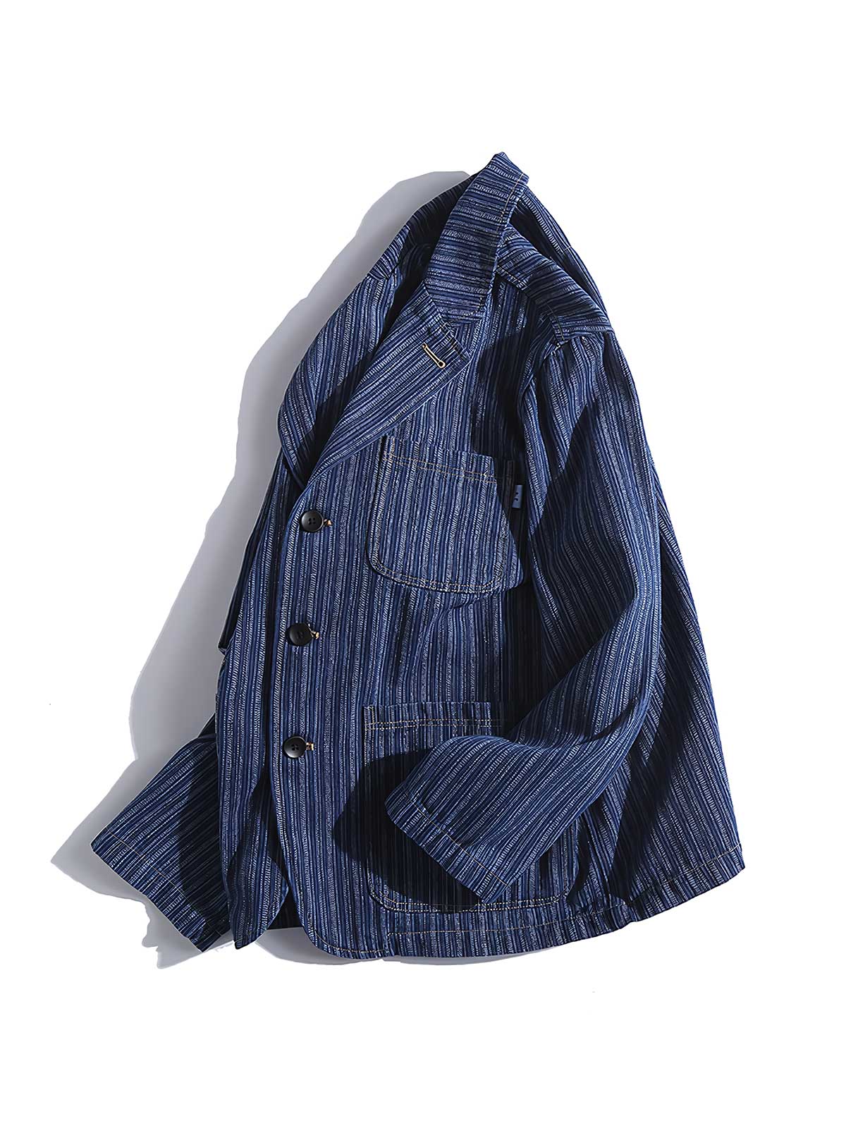 製品画像:
「フレンチヴィンテージスタイルとクラシックなスーツデザインが融合したストライプ ワークスーツ ジャケット。縦ストライプ生地を採用し、ルーズフィットシルエットが快適さとエレガントさを両立。正面全体のデザイン展示図。」
詳細画像:
「ストライプ ワークスーツ ジャケットのボタンディテールと大容量ポケットをクローズアップ。3つのボタンがアクセントとなり、ワークウェアの実用性を強調する縦ストライプ生地のディテール写真。」