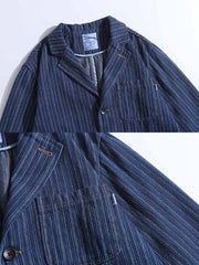 製品画像:
「フレンチヴィンテージスタイルとクラシックなスーツデザインが融合したストライプ ワークスーツ ジャケット。縦ストライプ生地を採用し、ルーズフィットシルエットが快適さとエレガントさを両立。正面全体のデザイン展示図。」
詳細画像:
「ストライプ ワークスーツ ジャケットのボタンディテールと大容量ポケットをクローズアップ。3つのボタンがアクセントとなり、ワークウェアの実用性を強調する縦ストライプ生地のディテール写真。」