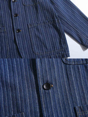 製品画像:
「フレンチヴィンテージスタイルとクラシックなスーツデザインが融合したストライプ ワークスーツ ジャケット。縦ストライプ生地を採用し、ルーズフィットシルエットが快適さとエレガントさを両立。正面全体のデザイン展示図。」
詳細画像:
「ストライプ ワークスーツ ジャケットのボタンディテールと大容量ポケットをクローズアップ。3つのボタンがアクセントとなり、ワークウェアの実用性を強調する縦ストライプ生地のディテール写真。」