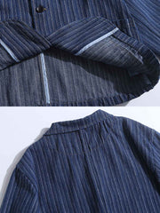 製品画像:
「フレンチヴィンテージスタイルとクラシックなスーツデザインが融合したストライプ ワークスーツ ジャケット。縦ストライプ生地を採用し、ルーズフィットシルエットが快適さとエレガントさを両立。正面全体のデザイン展示図。」
詳細画像:
「ストライプ ワークスーツ ジャケットのボタンディテールと大容量ポケットをクローズアップ。3つのボタンがアクセントとなり、ワークウェアの実用性を強調する縦ストライプ生地のディテール写真。」