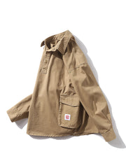 製品画像:
「クラシックなポロカラーとヴィンテージ感のあるカーキ色が特徴のカジュアルシャツ。100%高品質コットン素材を使用し、柔らかな肌触りと通気性を備えた、中厚のルーズフィットデザイン。前立てボタンやラウンドヘムがカジュアルでリラックスした印象を与える正面全体展示図。」
詳細画像:
「ヴィンテージスタイルのポロカラーシャツ、大容量ポケットとボタン付き前立てを備えたディテールデザイン。100%コットン素材の柔らかさと通気性を表現し、ラウンドヘムのカジュアルさをクローズアップ。」