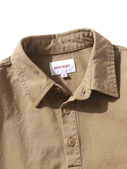 製品画像:
「クラシックなポロカラーとヴィンテージ感のあるカーキ色が特徴のカジュアルシャツ。100%高品質コットン素材を使用し、柔らかな肌触りと通気性を備えた、中厚のルーズフィットデザイン。前立てボタンやラウンドヘムがカジュアルでリラックスした印象を与える正面全体展示図。」
詳細画像:
「ヴィンテージスタイルのポロカラーシャツ、大容量ポケットとボタン付き前立てを備えたディテールデザイン。100%コットン素材の柔らかさと通気性を表現し、ラウンドヘムのカジュアルさをクローズアップ。」