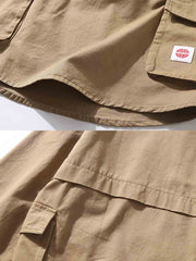 製品画像:
「クラシックなポロカラーとヴィンテージ感のあるカーキ色が特徴のカジュアルシャツ。100%高品質コットン素材を使用し、柔らかな肌触りと通気性を備えた、中厚のルーズフィットデザイン。前立てボタンやラウンドヘムがカジュアルでリラックスした印象を与える正面全体展示図。」
詳細画像:
「ヴィンテージスタイルのポロカラーシャツ、大容量ポケットとボタン付き前立てを備えたディテールデザイン。100%コットン素材の柔らかさと通気性を表現し、ラウンドヘムのカジュアルさをクローズアップ。」