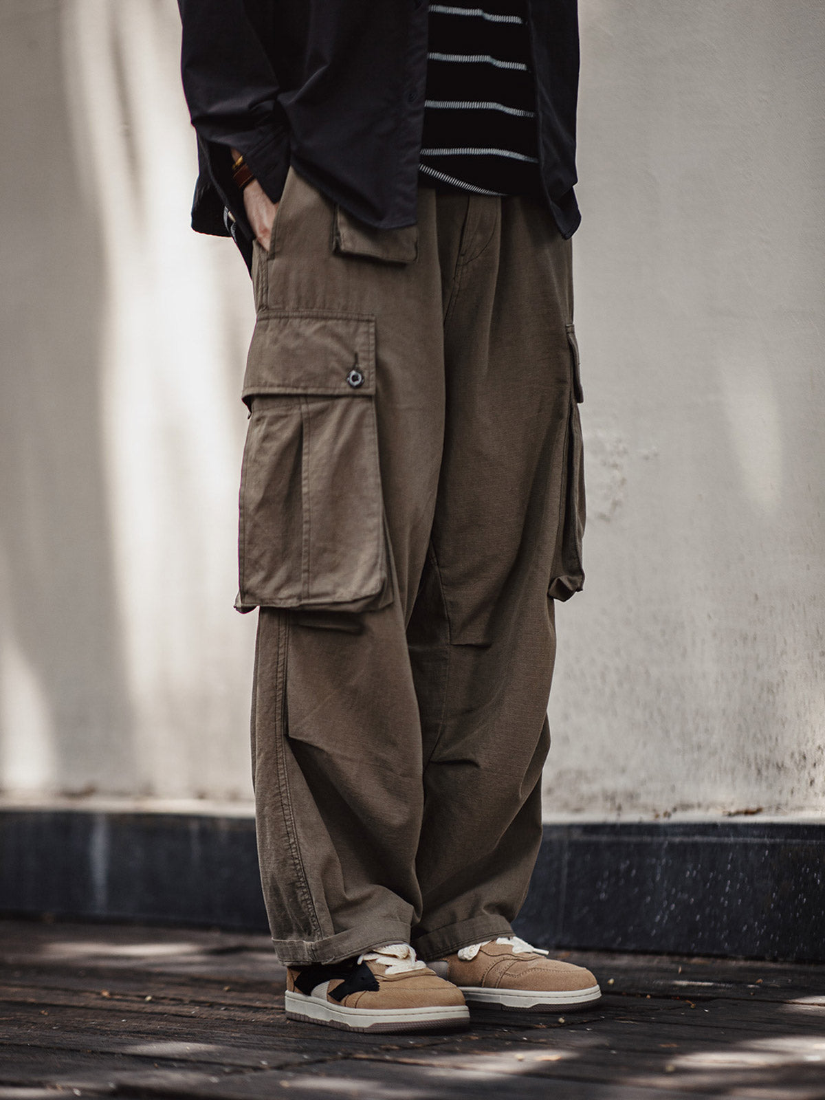 詳細画像: 牛革スエードとメッシュ、アローデザインの切り替えディテール画像
モデル画像: スニーカーを使ったストリートスタイルのコーディネートイメージ