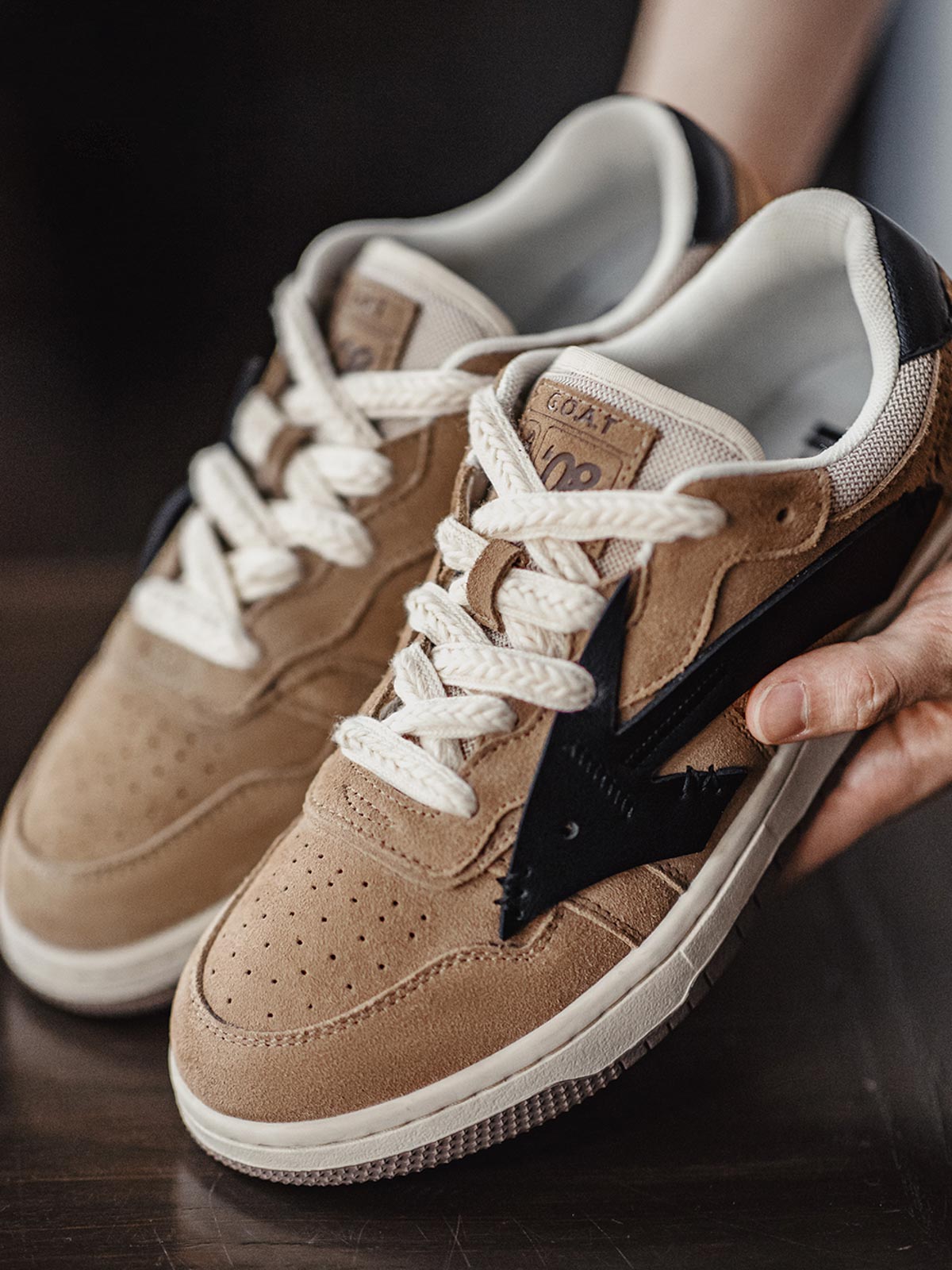 製品画像: 90年代ヴィンテージデザインのローカットスポーツスニーカー全体画像
詳細画像: 牛革スエードとメッシュ、アローデザインの切り替えディテール画像