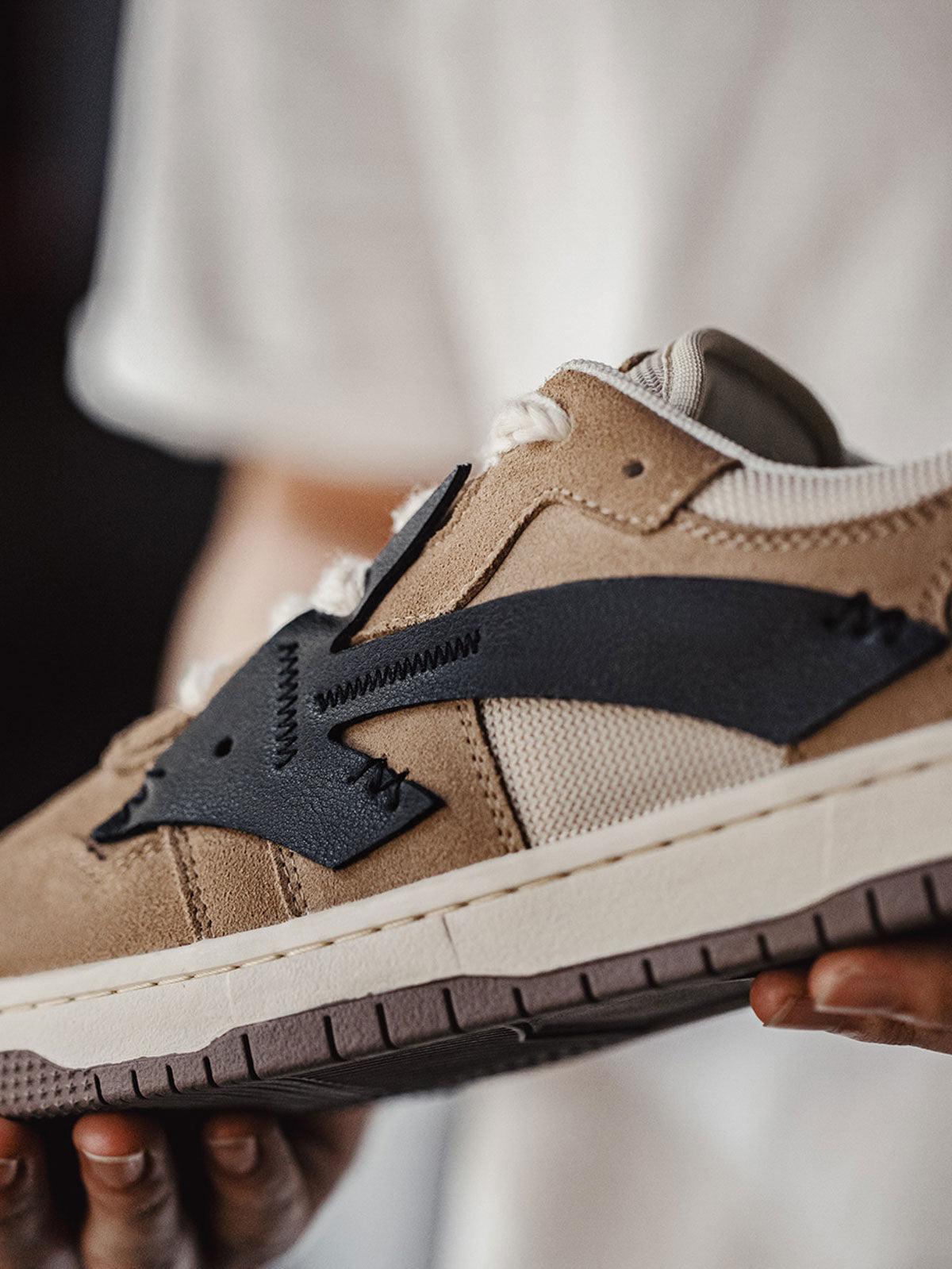 製品画像: 90年代ヴィンテージデザインのローカットスポーツスニーカー全体画像
詳細画像: 牛革スエードとメッシュ、アローデザインの切り替えディテール画像