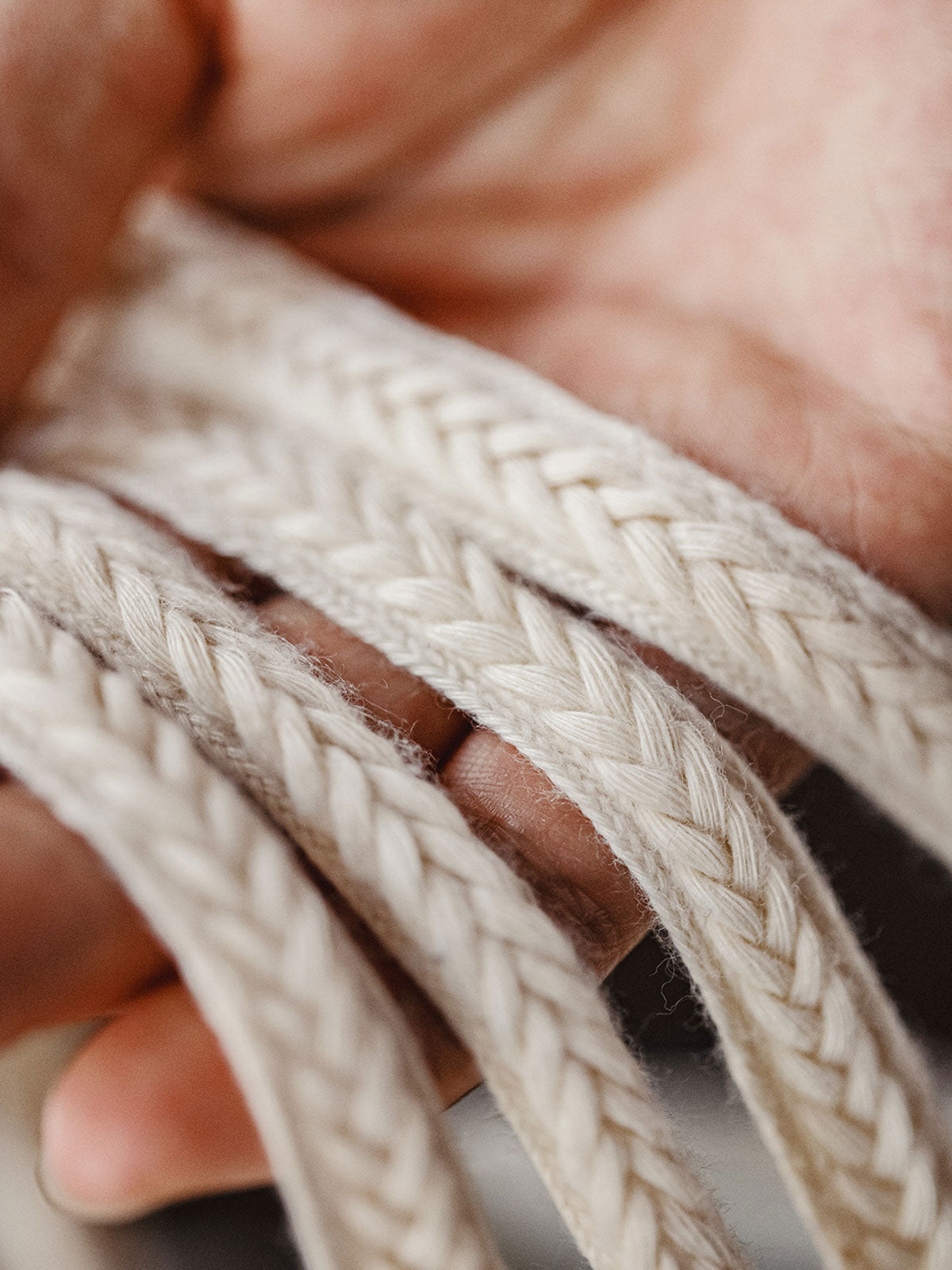 製品画像: 90年代ヴィンテージデザインのローカットスポーツスニーカー全体画像
詳細画像: 牛革スエードとメッシュ、アローデザインの切り替えディテール画像